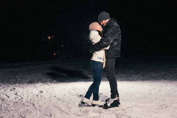 Couple ice skating outdoors on a pond night — Stock Photo, Image
