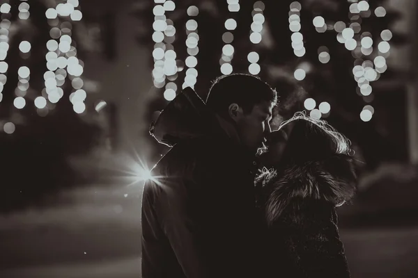 Love in the rain / Silhouette of kissing couple under umbrella — Stock Photo, Image