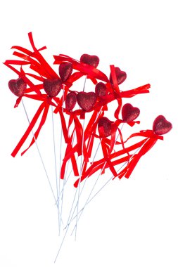 Kırmızı valentine kalp süslemeleri ile şerit ve beyaz arka plan üzerinde izole yay şeklinde.