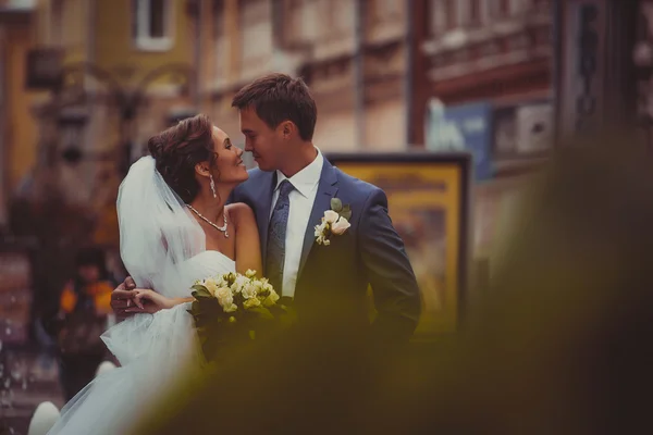 Noiva feliz e noivo em seu casamento — Fotografia de Stock