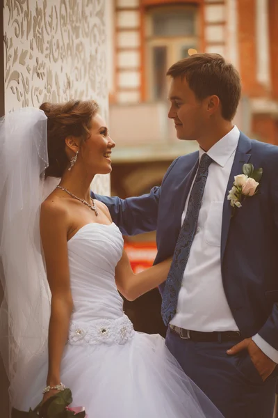 Feliz novia y novio en su boda — Foto de Stock