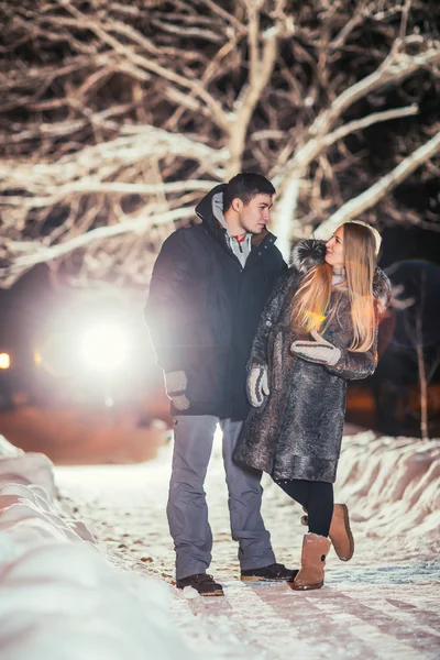 Счастливая пара, любящая друг друга в ночном парке отфильтрованное фото с вспышкой — стоковое фото