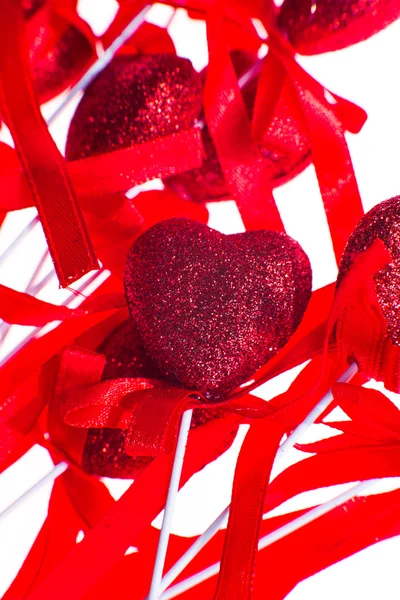 Décorations rouges en forme de coeur de Saint-Valentin avec ruban et arcs isolés sur fond blanc . — Photo