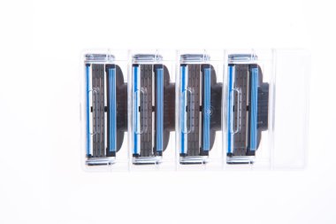 Beyaz arka plan üzerinde izole tıraş için kartuşları jilet