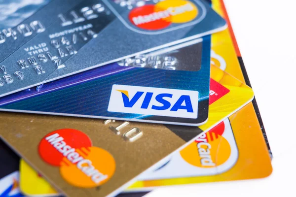 Samara, Rússia 3 de fevereiro de 2015: Estúdio de close-up de cartões de crédito emitidos pelas três grandes marcas American Express, VISA e MasterCard . — Fotografia de Stock