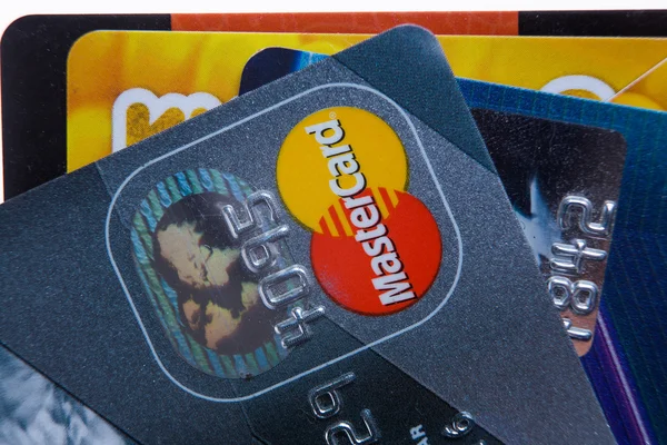 Samara, Rusia- 3 de febrero de 2015: Primer plano del estudio de tarjetas de crédito emitidas por las tres principales marcas American Express, VISA y MasterCard . —  Fotos de Stock