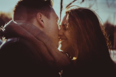 bir kaç gün batımında parkta öpüşme. çok renkli görüntü stili fotoğraf.