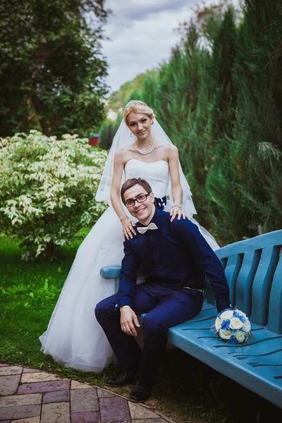 Novia y novio en la cerámica de la boda cerca de los árboles en el parque / Novia sonriente y novio. Hermosa pareja enamorada abrazando novia y novio . — Foto de Stock