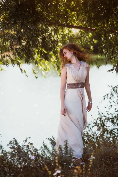 Femme romantique portrait en plein air — Photo