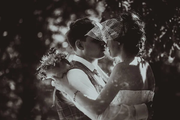Μονόχρωμο μαύρο και άσπρο φωτογραφία του γάμου το πορτρέτο της νύφης και του γαμπρού — Φωτογραφία Αρχείου