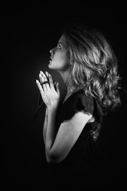 dramatik bir siyah-beyaz bir kadın dua veya siyah bir arka plan ortaya çıkan düşünce portresi