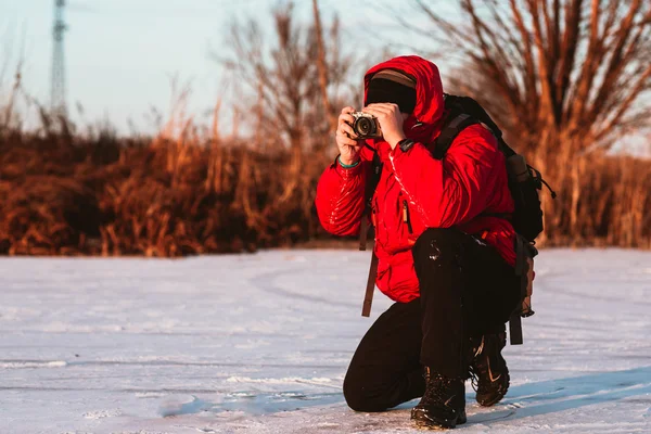 Photographe prendre des photos sur la rive de la rivière en hiver — Photo