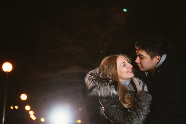 Молода пара закохана на відкритому повітрі — стокове фото