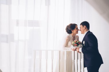 Beyaz damat ve gelin kucaklayan portre