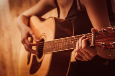 akustik gitar çalmaya kadının elleri yakın çekim