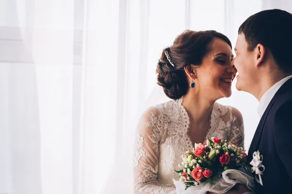 Portrait de marié et mariée caucasienne embrassant — Photo