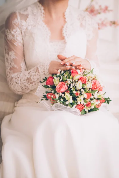 Belo buquê de casamento em mãos da noiva — Fotografia de Stock