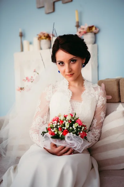 ウェディング ドレス、スタジオ撮影でエレガントな若い花嫁 — ストック写真