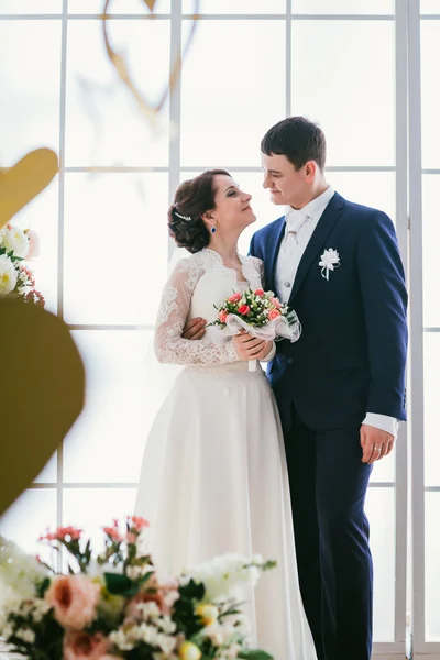 Gelukkige bruid en bruidegom in studio — Stockfoto