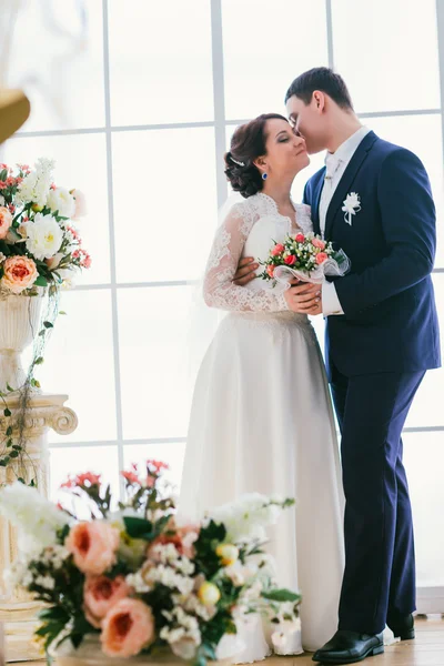 Felice sposa e sposo in studio — Foto Stock