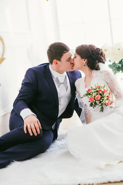 Porträt des kaukasischen Bräutigams und der Braut, die sich umarmen — Stockfoto