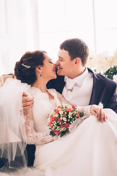 Retrato de novio y novia caucásicos abrazando — Foto de Stock