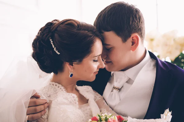 Portrait of Caucasian groom and bride embracing — Stock Photo, Image