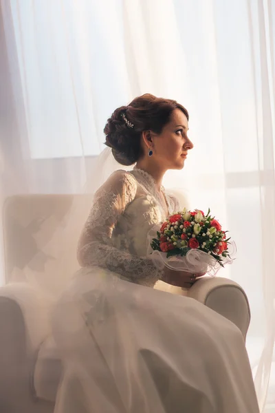 Elegantní mladá nevěsta ve svatebních šatech, studio zastřelil — Stock fotografie