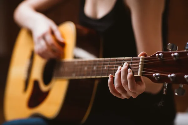 Τα χέρια της γυναίκας που παίζει ακουστική κιθάρα, κοντινό πλάνο — Φωτογραφία Αρχείου