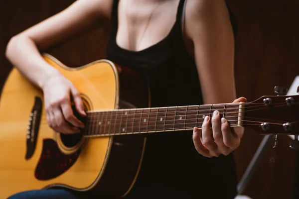 Akustik gitar çalmaya kadının elleri yakın çekim — Stok fotoğraf