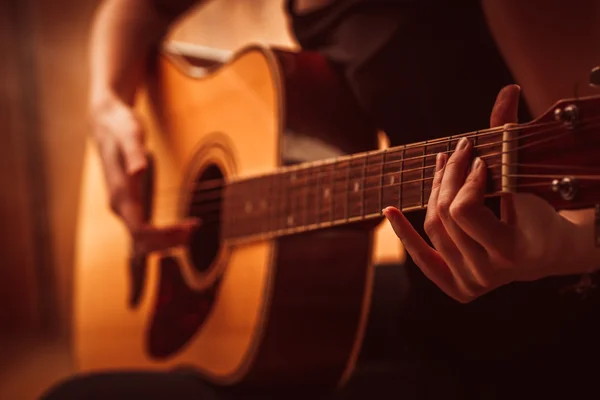 Woman's hands playing acoustic guitar, close up — Stock Photo, Image