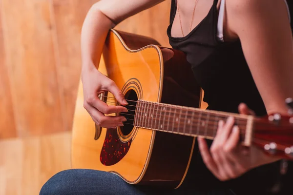 Woman's hands playing acoustic guitar, close up — Stock Photo, Image