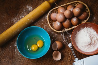 Kek içinde kırsal kitchen - hamur tarifi Malzemeler yumurta, un, yukarıdan vintage ahşap masa üzerinde şeker.