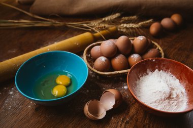 Kek içinde kırsal kitchen - hamur tarifi Malzemeler yumurta, un, yukarıdan vintage ahşap masa üzerinde şeker.