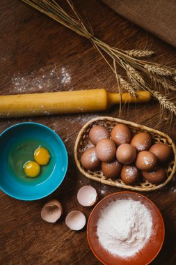 Kek içinde kırsal kitchen - hamur tarifi Malzemeler yumurta, un, yukarıdan vintage ahşap masa üzerinde şeker.