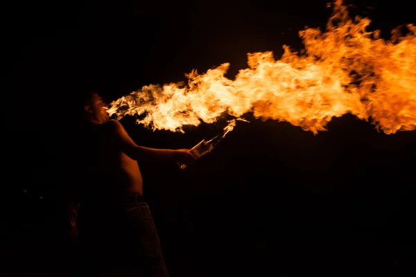 Spectacle de feu avec torches — Photo