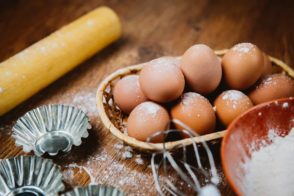 Torta di cottura in cucina rurale - pasta ricetta ingredienti uova, farina, zucchero su tavolo di legno d'epoca dall'alto . — Foto Stock