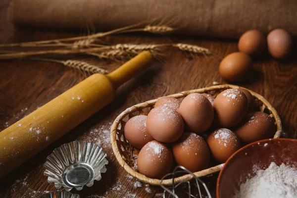 烤蛋糕在农村厨房-面团配方配料鸡蛋，面粉，糖从上面的老式木制的桌子上. — 图库照片