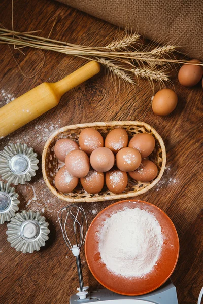 Tort de copt în bucătăria rurală - rețetă de aluat ingrediente ouă, făină, zahăr pe masa de lemn de epocă de sus . — Fotografie, imagine de stoc