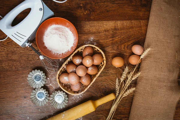 Torta di cottura in cucina rurale - pasta ricetta ingredienti uova, farina, zucchero su tavolo di legno d'epoca dall'alto . — Foto Stock