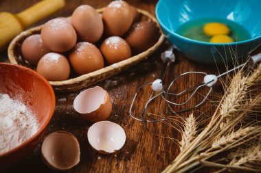 Kek içinde kırsal kitchen - hamur tarifi Malzemeler yumurta, un, yukarıdan vintage ahşap masa üzerinde şeker.