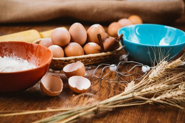 Kek içinde kırsal kitchen - hamur tarifi Malzemeler yumurta, un, yukarıdan vintage ahşap masa üzerinde şeker.