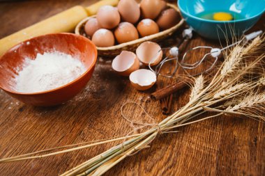 Kek içinde kırsal kitchen - hamur tarifi Malzemeler yumurta, un, yukarıdan vintage ahşap masa üzerinde şeker.