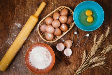 Kek içinde kırsal kitchen - hamur tarifi Malzemeler yumurta, un, yukarıdan vintage ahşap masa üzerinde şeker.