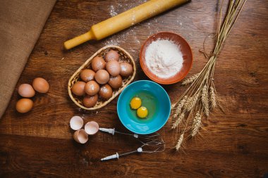 Kek içinde kırsal kitchen - hamur tarifi Malzemeler yumurta, un, yukarıdan vintage ahşap masa üzerinde şeker.