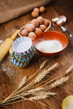 Renkli cupcake sarmalayıcılar ahşap arka plan üzerinde pişirme pan ile 