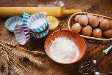 Renkli cupcake sarmalayıcılar ahşap arka plan üzerinde pişirme pan ile 