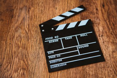 Tahta arka planda film alkışlaması