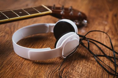 akustik gitar ve kulaklık kumaş Divan