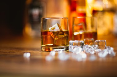 ahşap üzerine viski içecek